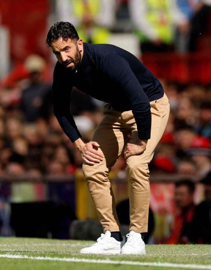 Manchester United is in a state of emergency! £52M DF INJURY OUT → Armorim Frustrated by Covering His Head Ahead Of Europa League Final With Tottenham