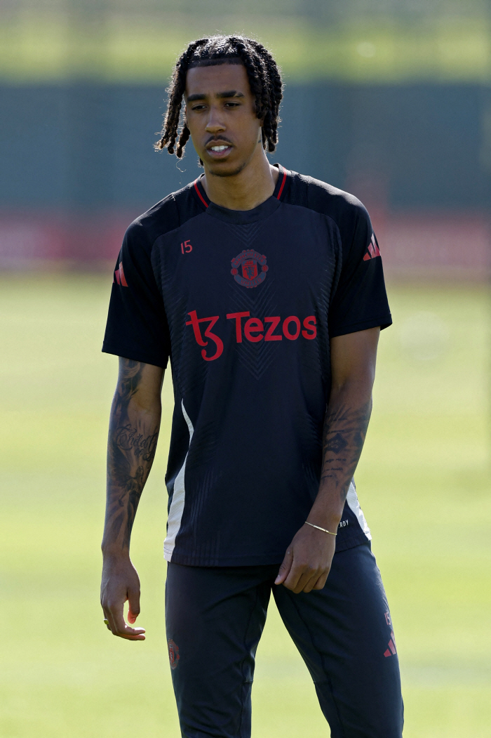 Manchester United is in a state of emergency! £52M DF INJURY OUT → Armorim Frustrated by Covering His Head Ahead Of Europa League Final With Tottenham
