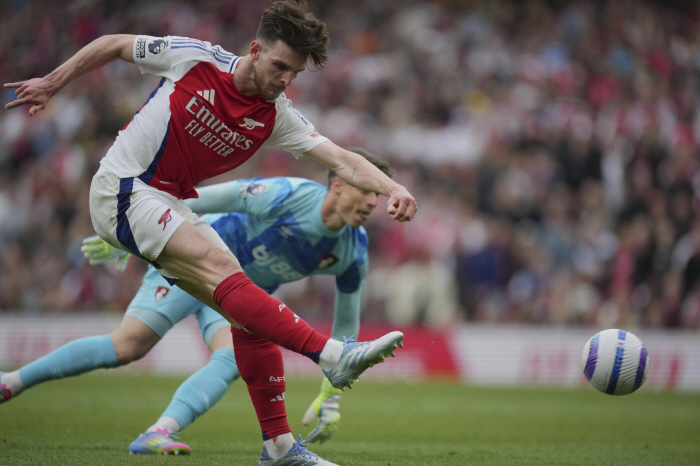 Plunging Arsenal best talent eventually collapsed...Hamstring injury before the end of the season → No excessive participation