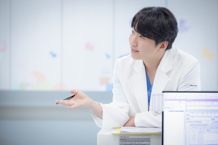 Professor Ryu Jae-hwi, who can't stand strong and weak leadership, is warm → fire..Who is that actor