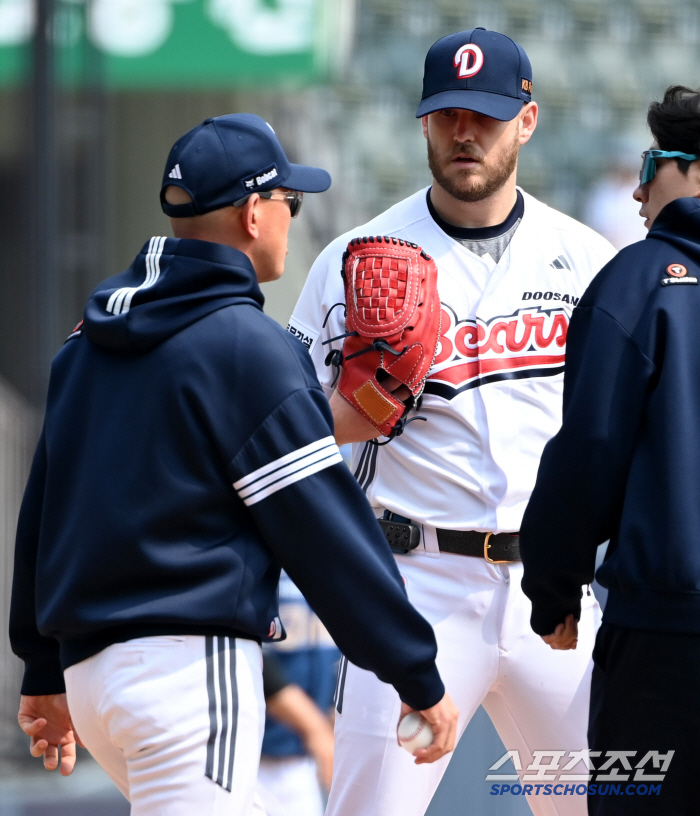Push the captain and coach and throw the ball. Everyone was embarrassed by the unexpected behavior of the poor first choice