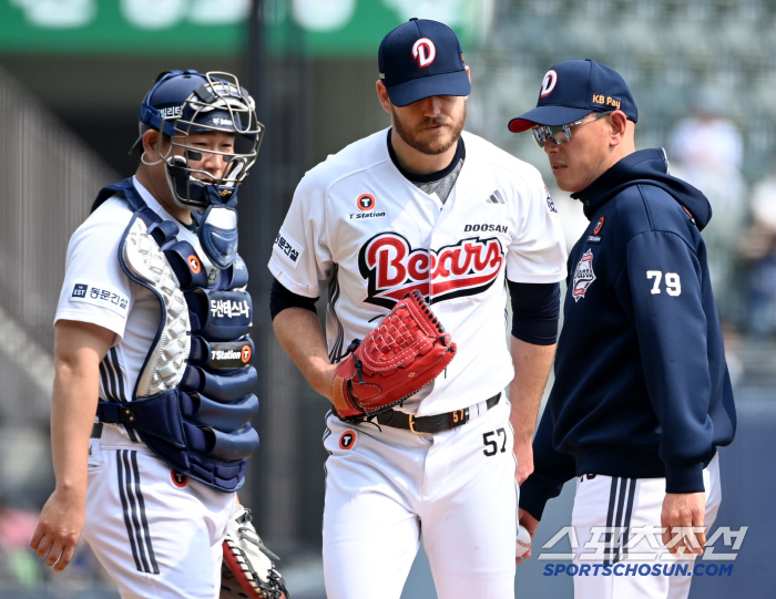 Push the captain and coach and throw the ball. Everyone was embarrassed by the unexpected behavior of the poor first choice