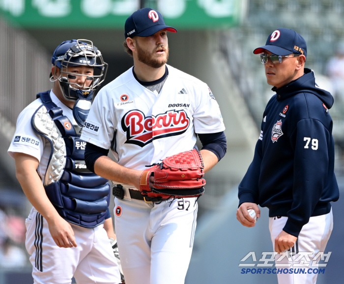 Push the captain and coach and throw the ball. Everyone was embarrassed by the unexpected behavior of the poor first choice
