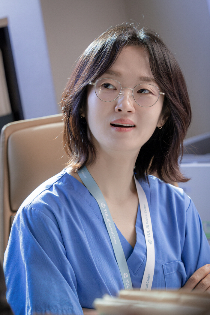  Professor Seo Jung-min drawn by Lee Bong-ryeon..Lee Ik-joon and Chae Song-hwa were best friends