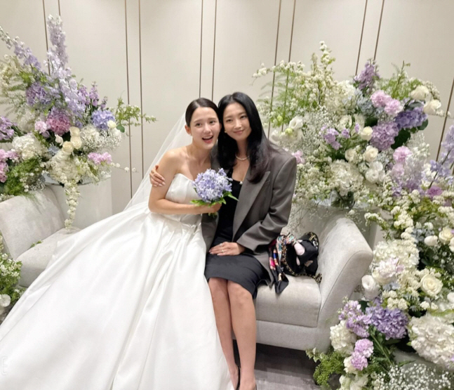  'Congratulations, Bo-ra with lots of love'. Oh Yoon-ah, Nam-ra, bless your marriage