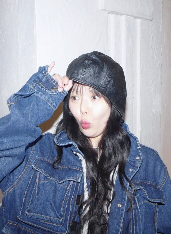  Hyuna, husband ♥ shopping with Yong Junhyung..A sweet date full of newlyweds' vibes