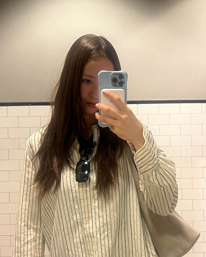  Jung Soo-jung (Crystal), a casual chic that makes vintage shops a runway, 'There's no atmosphere like this again.'