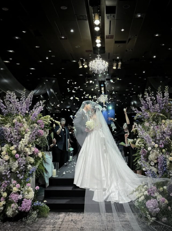  Nam Bo-ra, the wedding was also purple..Sunny and Park Jinjoo, congratulations