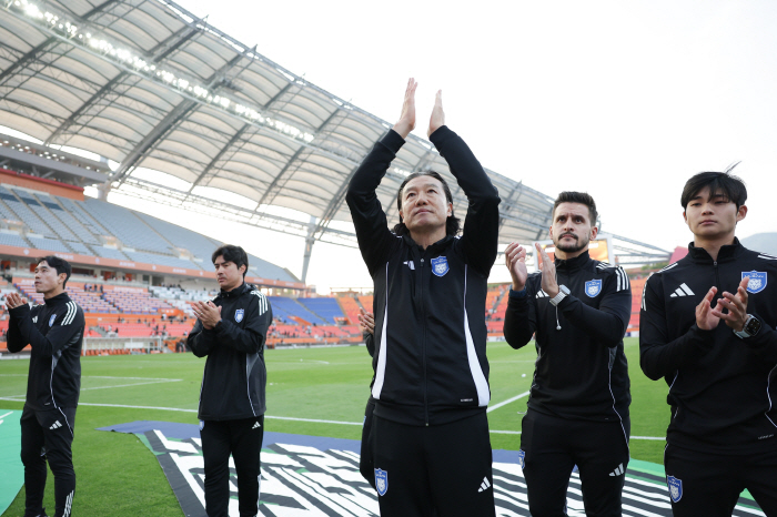 The second part is right. Ulsan, which meets Incheon, the strongest in the K League 2, is the first leg of the round of 16 at the Korea Cup…Director Kim Pan-gon, whipping me first