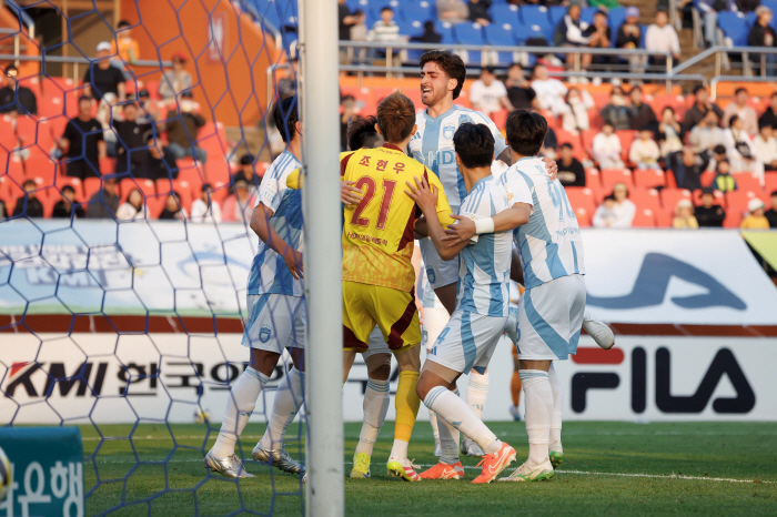 The second part is right. Ulsan, which meets Incheon, the strongest in the K League 2, is the first leg of the round of 16 at the Korea Cup…Director Kim Pan-gon, whipping me first