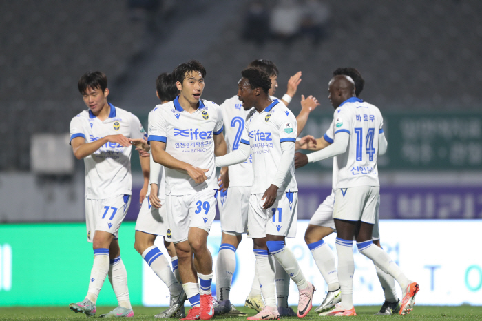 The second part is right. Ulsan, which meets Incheon, the strongest in the K League 2, is the first leg of the round of 16 at the Korea Cup…Director Kim Pan-gon, whipping me first