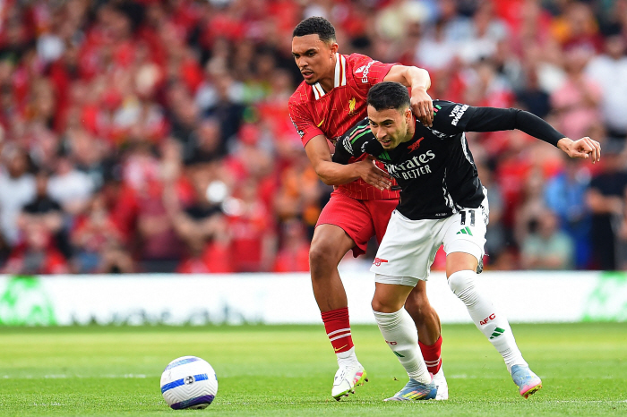 Shh! Be quiet! Home fans booed at the worst traitor in history...It's not good to see Liverpool's colleagues speak out