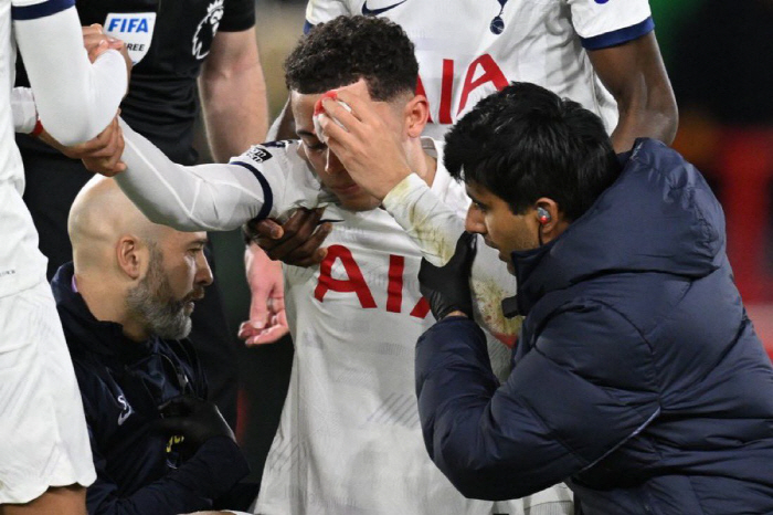 Tottenham's devastation! Brennan Johnson collapsed on the training ground...Re-enactment of injury nightmare ahead of the final → urgent to adjust training intensity