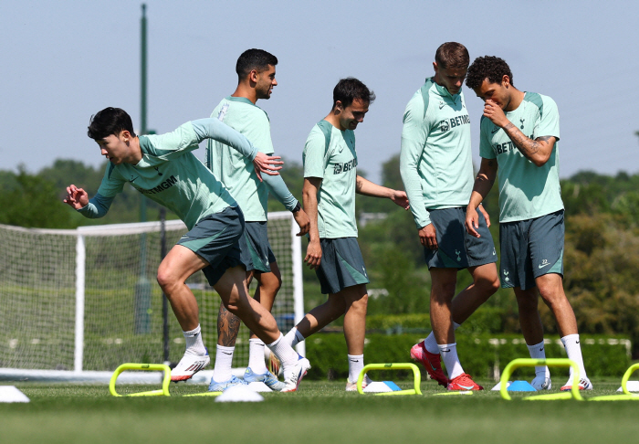 Tottenham's devastation! Brennan Johnson collapsed on the training ground...Re-enactment of injury nightmare ahead of the final → urgent to adjust training intensity