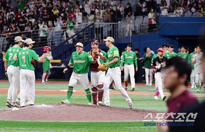 an unimaginable development. Hanwha LG Lotte overwhelmingly advanced to the third round in May, with a 2.5 game difference between the 4th and 9th teams. Kiwoom has a chance of losing 100 games