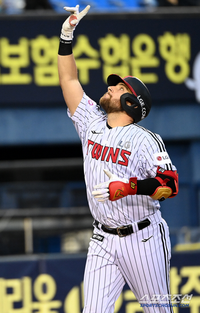 Austin Powers has two home runs. 96 LG won four times in a row.But the on-base king collapsed and was carried out