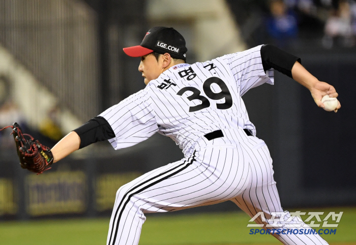 Austin Powers has two home runs. 96 LG won four times in a row.But the on-base king collapsed and was carried out