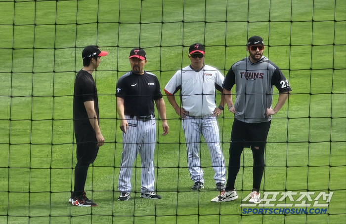 Collision with defenders → A good foreigner who missed 4 games of dizziness, running check in front of the head coach training coach. The meaning of high-five is 