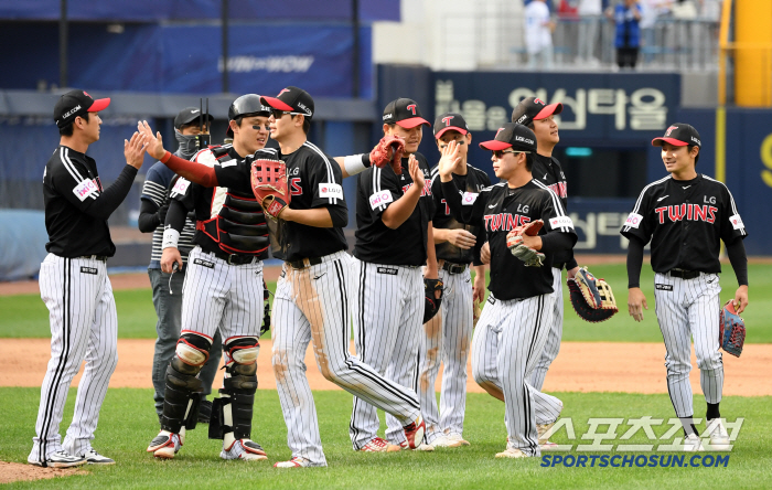 The extreme Hanwha 12 consecutive wins vs Samsung 8 consecutive losses, 1 win and 9 losses in May, but the ranking is almost the same, what happened to the rapidly changing KBO League...