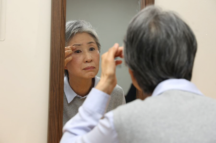 Eye-opening super-aged society's increasing number of upper eyelid plastic surgery, what are the precautions?
