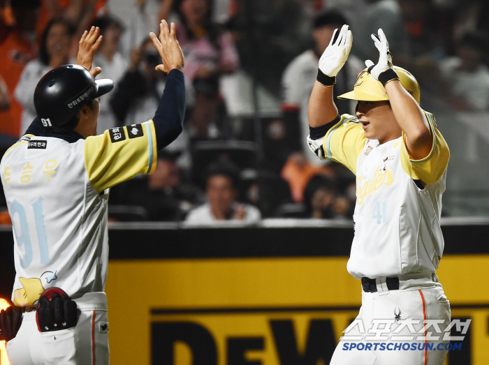 Frustrated for 13 consecutive wins? In the bottom of the 9th inning, 2 outs, a miracle shot over the monster wall burst...Choi In-ho tied the game with two-run shot by Kim Taek-yeon