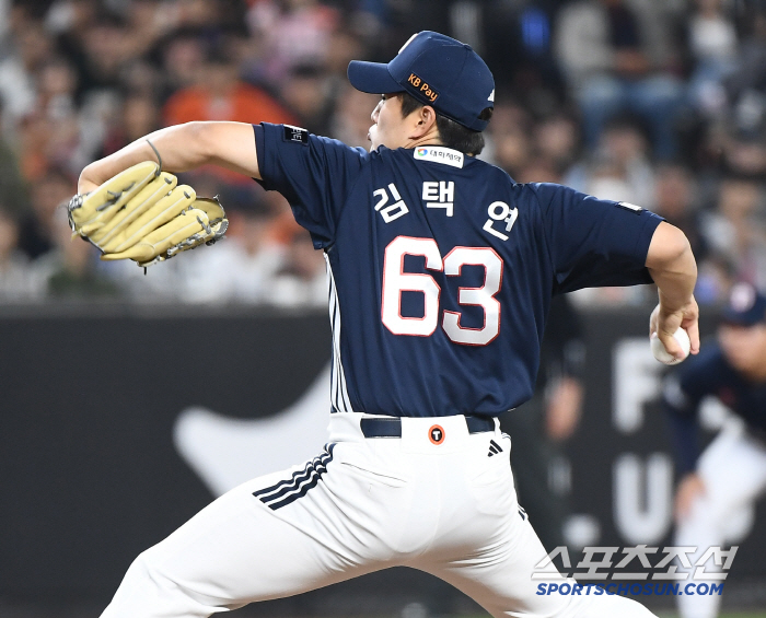 Frustrated for 13 consecutive wins? In the bottom of the 9th inning, 2 outs, a miracle shot over the monster wall burst...Choi In-ho tied the game with two-run shot by Kim Taek-yeon