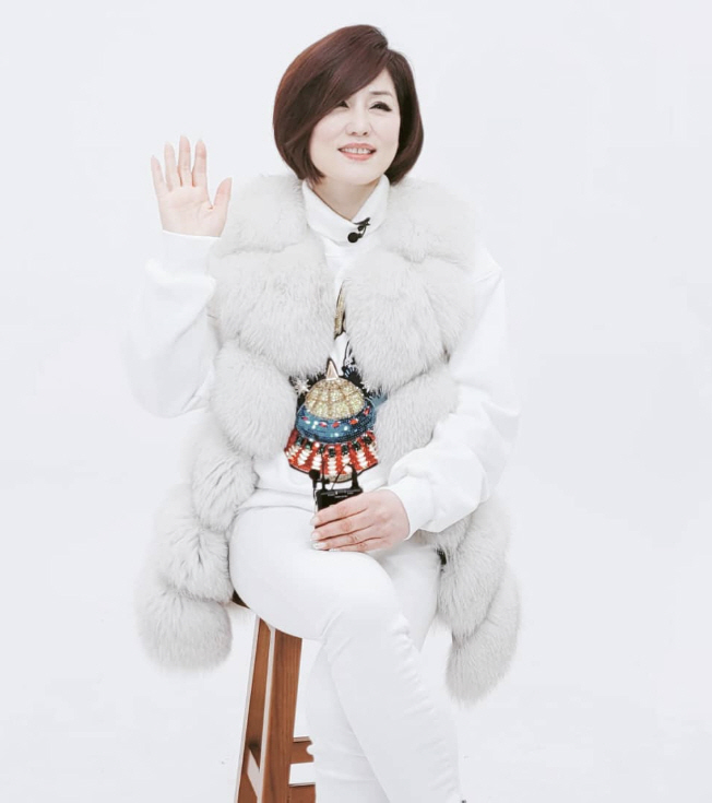 Han Hye-jin, a drunk who confessed to sexual harassment damage, put money in her chest. 