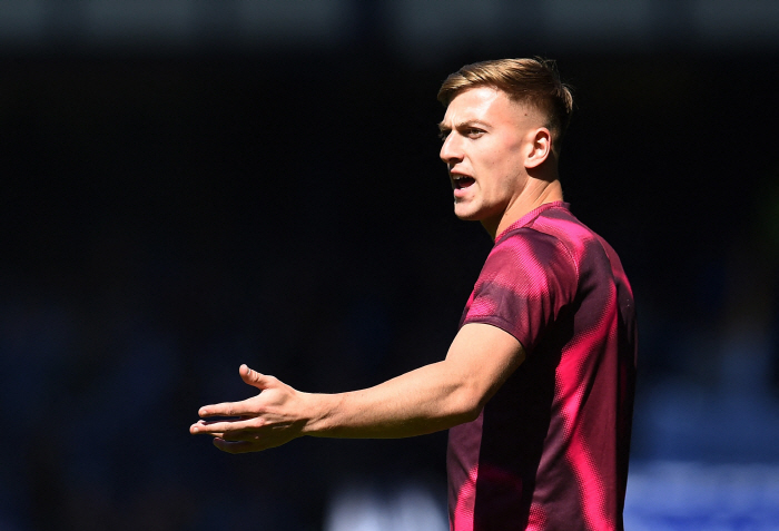 I'll go to Manchester United Manchester City's once top prospect transfer decision Manchester United has an advantage over Chelsea