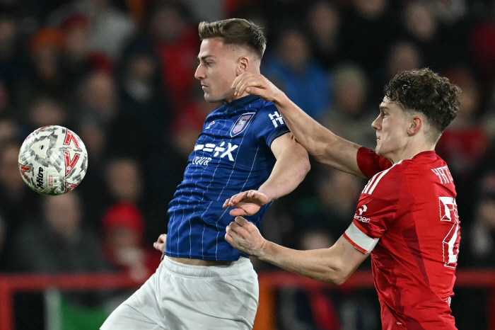 I'll go to Manchester United Manchester City's once top prospect transfer decision Manchester United has an advantage over Chelsea