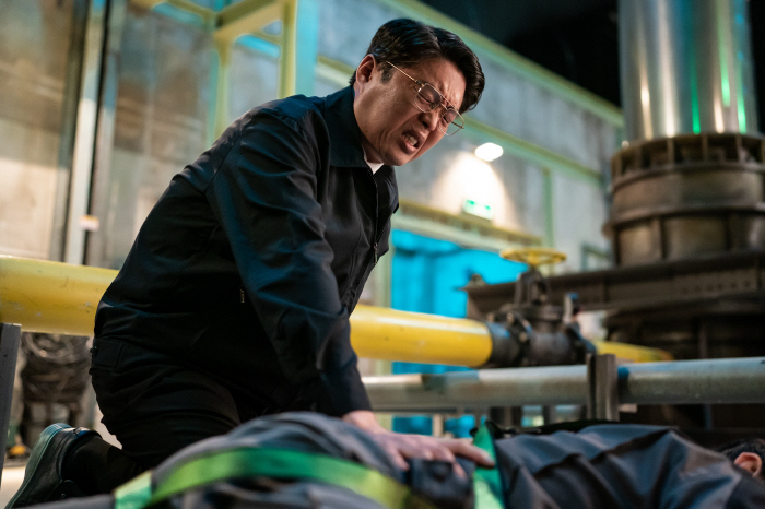 I'm back to my day job as a lighting shop director..Kim Hee-won transforms into a superpower on the outside in High Five