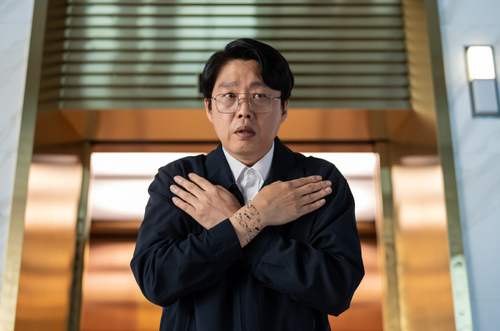 I'm back to my day job as a lighting shop director..Kim Hee-won transforms into a superpower on the outside in High Five