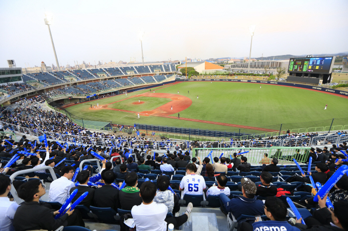 Last year, he rebounded sharply after losing eight consecutive games. Reorganization of coaching staff → Promised land to Pohang... When it's darkest, the brightest light comes