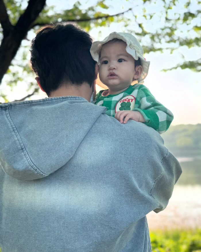Lee Ji-hoon ♥ Oh, it's my pleasure to forget about the big first birthday party and go on a date with your daughter