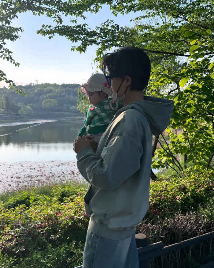 Lee Ji-hoon ♥ Oh, it's my pleasure to forget about the big first birthday party and go on a date with your daughter