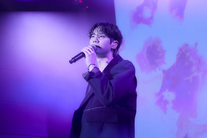 Lee Joon-young's 'eye contact selfie' at the fan meeting is a close-up fan service...'Thank you from afar'