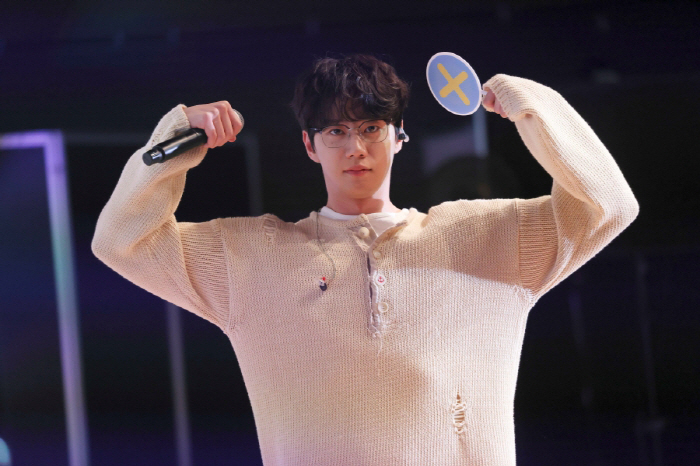 Lee Joon-young's 'eye contact selfie' at the fan meeting is a close-up fan service...'Thank you from afar'