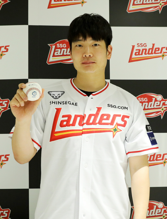 The lucky man who caught Choi Jeong's 500th home run ball is not here for a financial gain. of course a donation