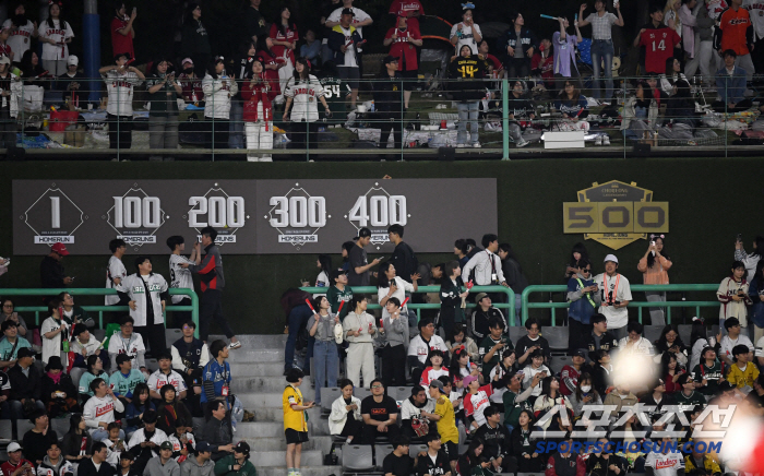 The lucky man who caught Choi Jeong's 500th home run ball is not here for a financial gain. of course a donation
