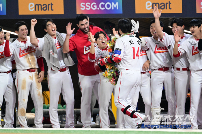 The lucky man who caught Choi Jeong's 500th home run ball is not here for a financial gain. of course a donation