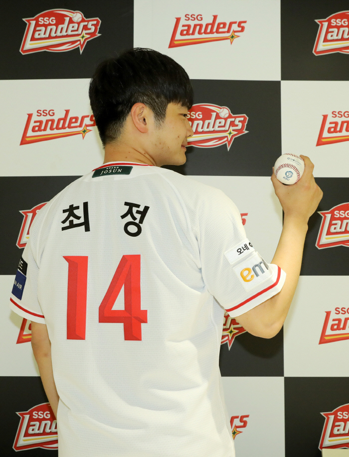 The lucky man who caught Choi Jeong's 500th home run ball is not here for a financial gain. of course a donation