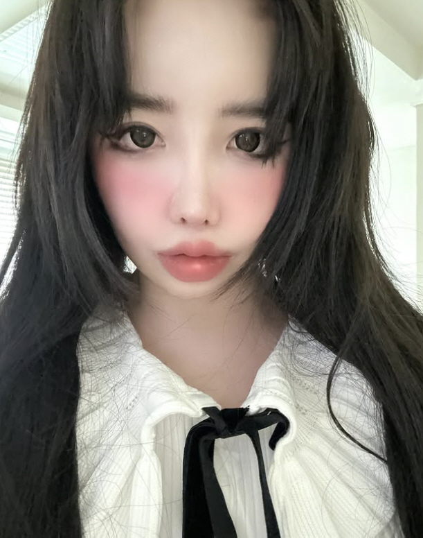 My husband  Lee Minho Park Bom, Suzy Are you jealous…I copied this, too