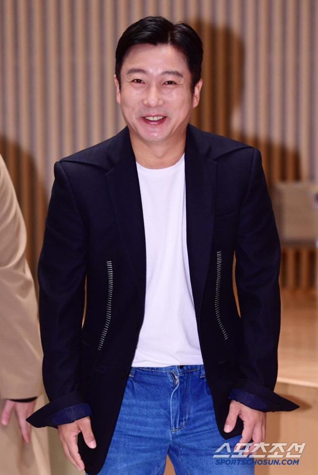  Buying 4 million won wine for impersonating Lee Soo-geun as a manager...an agency's legal action