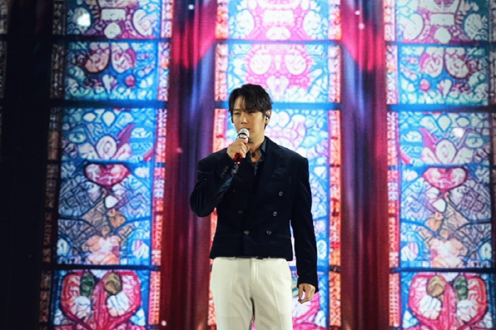 Hwanhee will not be able to participate in the national tour for active singers due to health problems after turning to trot