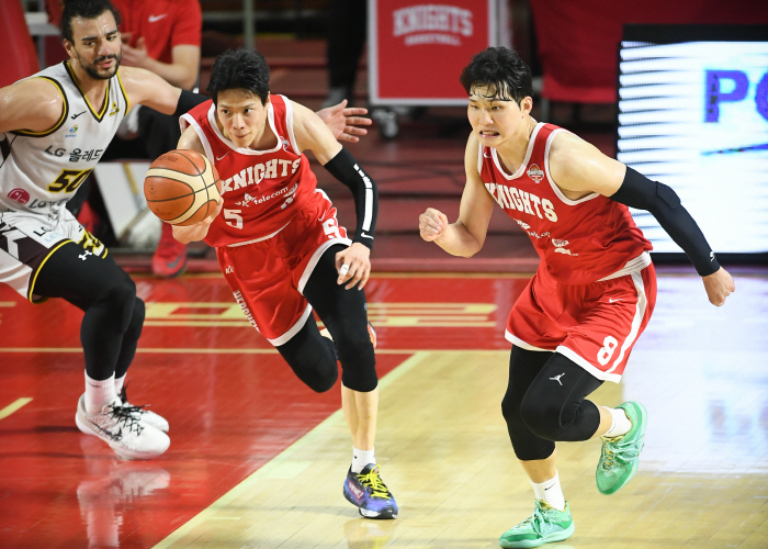  LG 3-point Achilles tendon → SK fast attack  Super serve Isaiah Hicks. SK, LG 86 to 56, 30 points clear. 0% challenge. It's a reality