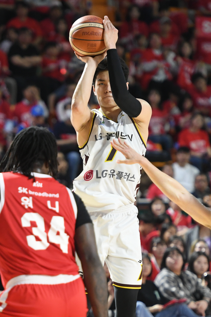  LG 3-point Achilles tendon → SK fast attack  Super serve Isaiah Hicks. SK, LG 86 to 56, 30 points clear. 0% challenge. It's a reality