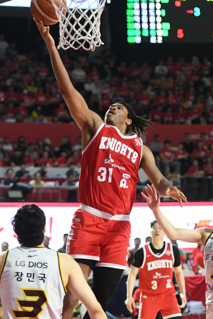  LG 3-point Achilles tendon → SK fast attack  Super serve Isaiah Hicks. SK, LG 86 to 56, 30 points clear. 0% challenge. It's a reality
