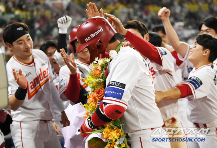  The legend of KBO's first 500 home runs is so relieved. I regret not going overseas