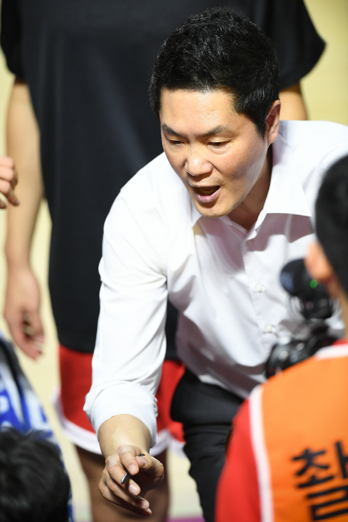  SK coach Jeon Hee-chul should make Changwon Gymnasium library in Game 6. I'll come back to Jamsil