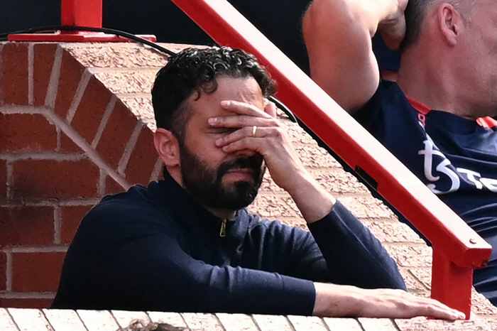 The player's family also pays! Struggling Manchester United Cut Players Following UEL Final Ticket Employees