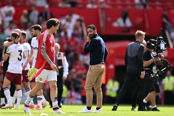 The player's family also pays! Struggling Manchester United Cut Players Following UEL Final Ticket Employees